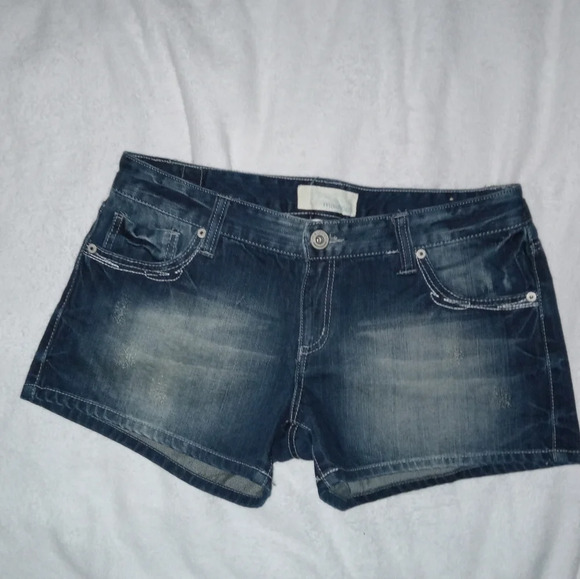 Maurices Pants - Maurices Dark Denim White Wash Midrise Shorts size 11